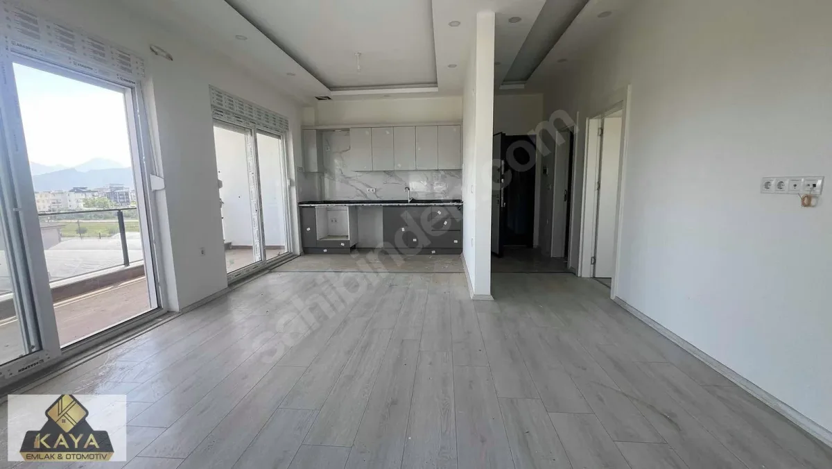Havuzlu site içi 2+1 büyüklüğünde büyük balkonlu 1+1 — fotoğraf 1