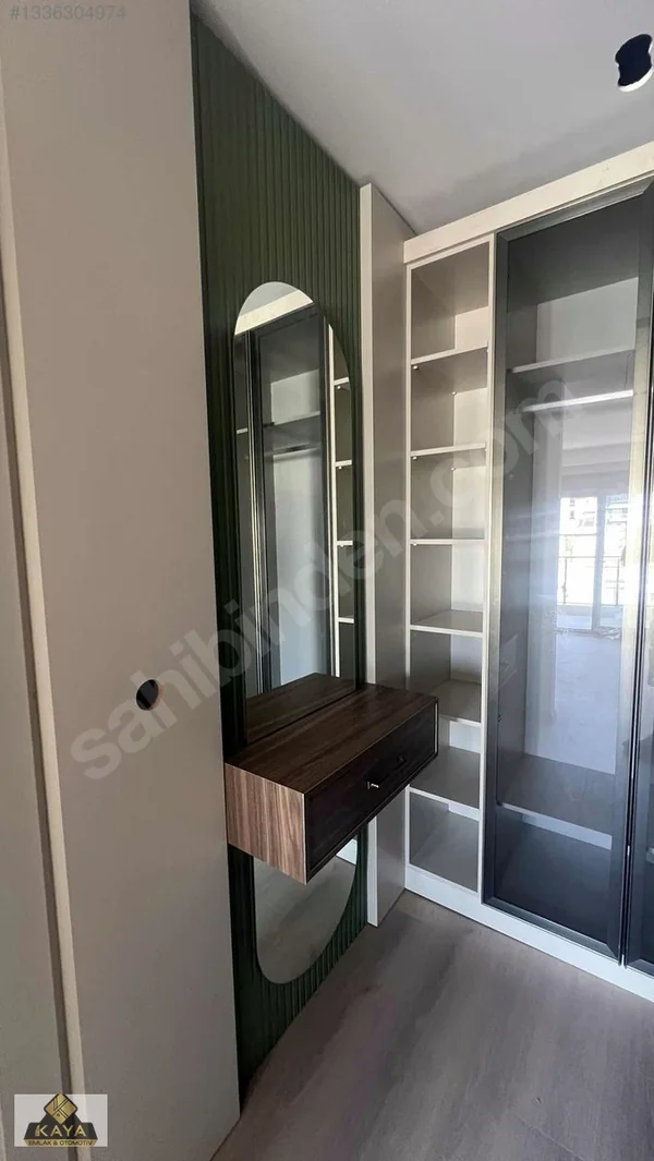 Site kalitesinde giyinme odalı ebeveyn banyolu geniş 2+1 — fotoğraf 1
