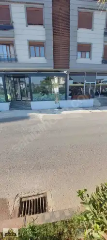 Çiftlik caddesi köşe başı içinde kiracılı dükkan satılık 80 m2 — fotoğraf 2