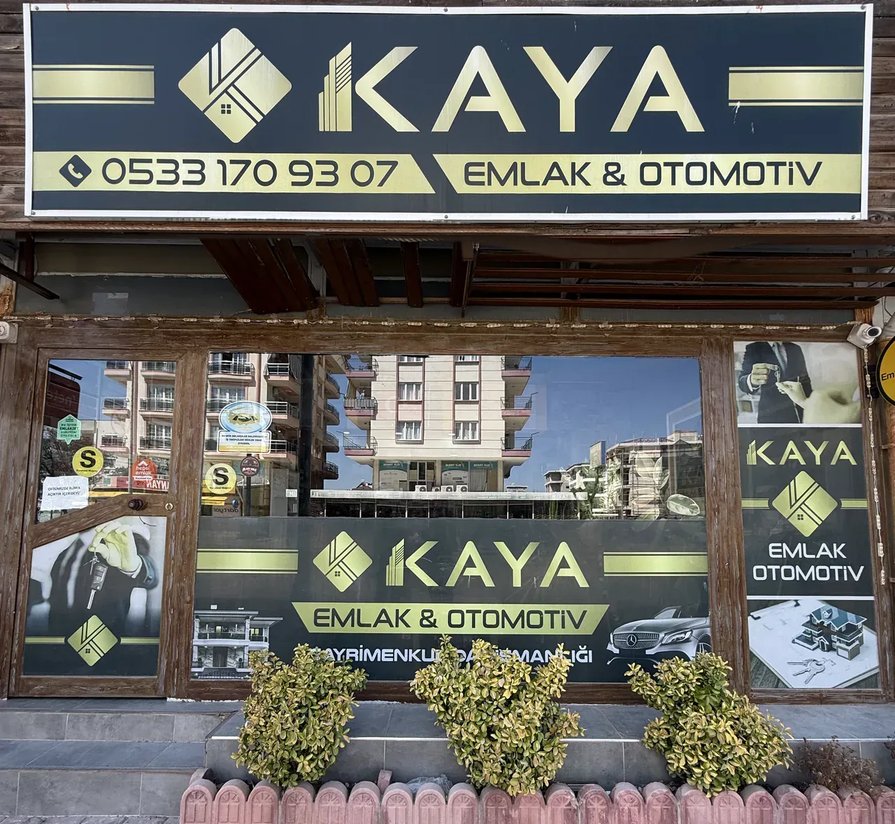 Kaya Emlak & Otomotiv dükkân cephesi
