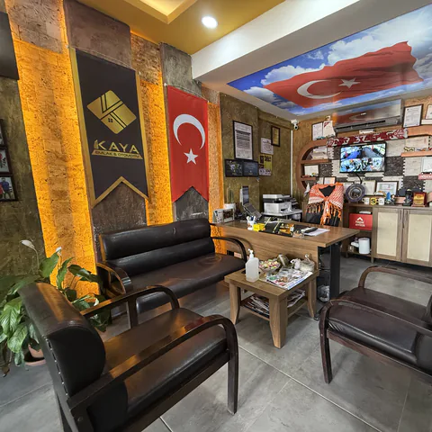 Kaya Emlak & Otomotiv ofisinde bekleme alanı