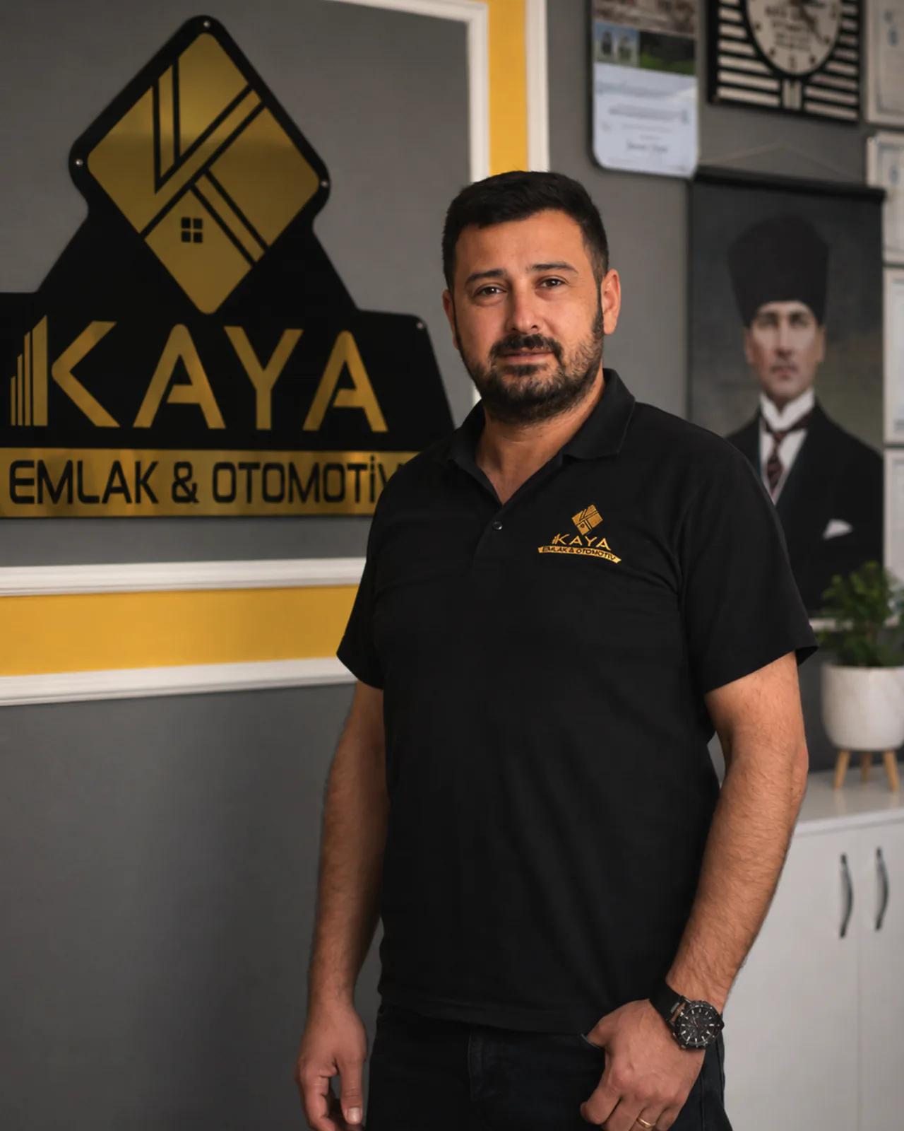 Halil Kaya, Kaya Emlak & Otomotiv ofisinde