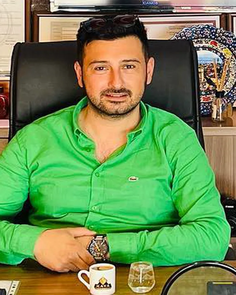 Halil Kaya, Kaya Emlak & Otomotiv ofisinde